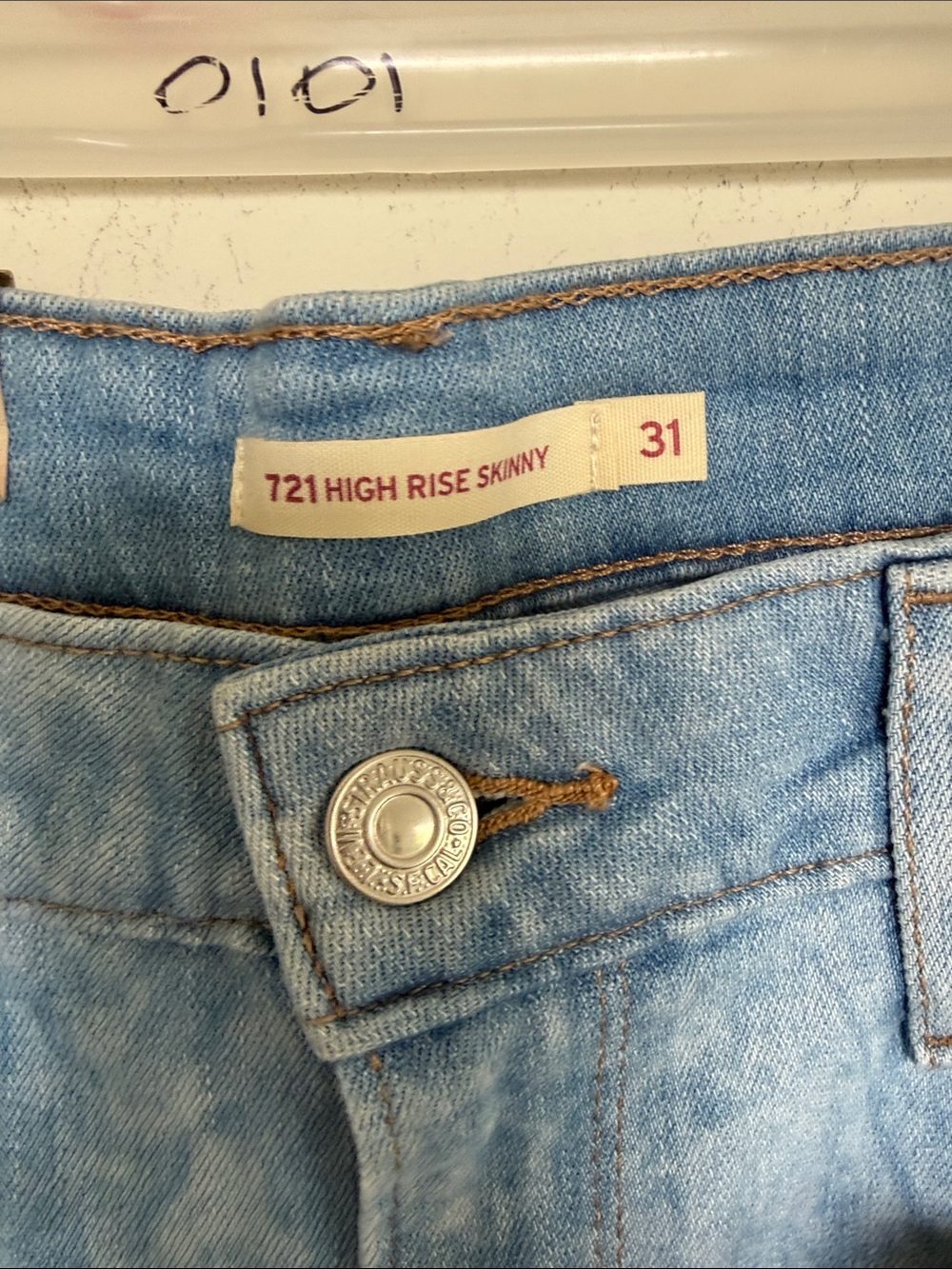 Levi's Women’s Light Blue Acid-Wash Skinny Jeans - Picture 3 of 9